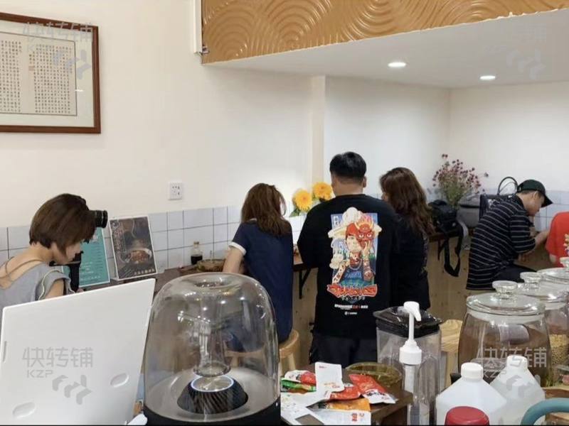 可空转（急转（东区利和繁华商圈旁）经营3年多有熟客回头客）石岐白水井欢囍冰粉糖水店转让，美食商业街！！去往市场、步行街、学校幼儿园都经过。租金便宜，上下两层带阁楼和房间，环境舒适、干净。可明火，设备齐全，投入十几万现低价转让，欢迎咨询联系！！！