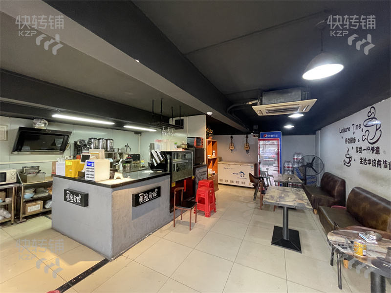 东城育华路冷饮店转让【周边住宅密集，附近商业街、公寓住宅围绕，商圈成熟、广场有100平方可做宵夜比如烤鱼烧烤等周边无竞争】】