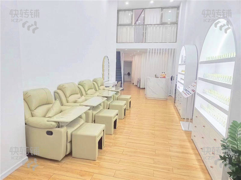 低价急转！东城‘万达金街’美容美甲店转让【商业中心、小区楼环绕、繁华热闹、客源集中、富人区】