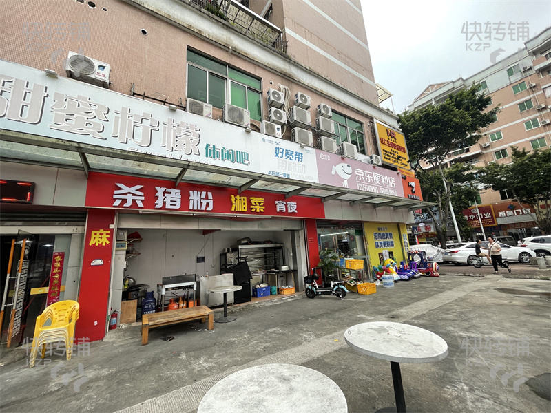 东城育华路冷饮店转让【周边住宅密集，附近商业街、公寓住宅围绕，商圈成熟、广场有100平方可做宵夜比如烤鱼烧烤等周边无竞争】】
