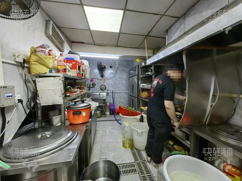 南城‘汇一城’螺蛳粉店 空铺转让【石竹花园小区楼下，旁边零食有鸣，高客流量地段，CBD核心商圈】